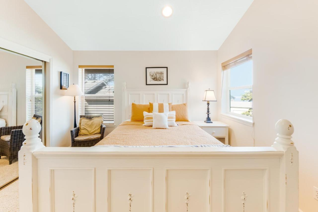 Yaquina Lighthouse View Beach Home Newport Luaran gambar