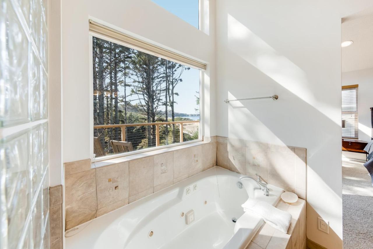 Yaquina Lighthouse View Beach Home Newport Luaran gambar